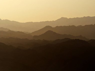İsrail 'deki Eilat Dağları' nın nefes kesen Panoramik manzarası Akabe Körfezi üzerinde Ürdün 'ün ünlü seyahat merkezi.
