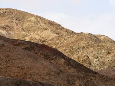 İsrail 'deki Eilat Dağları' nın nefes kesen Panoramik manzarası Akabe Körfezi üzerinde Ürdün 'ün ünlü seyahat merkezi.