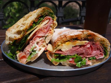 Salatalı, jambonlu ve peynirli sandviç, jambonlu, peynirli ve domatesli harika sokak yemeği imajı.