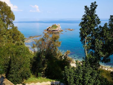 Kıbrıs Rum Kesimi yakınlarındaki Afrodit Hamamları önemli bir turizm beldesi