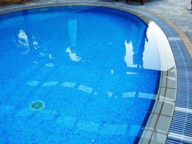 Bir yüzme havuzu büyük yaz eğlenceli suda mavi ripples resmi tatil