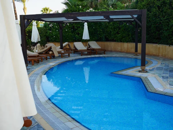 Moderne Achtertuin Van Een Huis Met Een Luxe Zwembad — Stockfoto