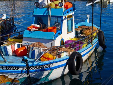 Limandaki berrak mavi suda geleneksel renkli klasik Kıbrıs balıkçı teknesi - Paphos Limanı, Kıbrıs, Temmuz 2019