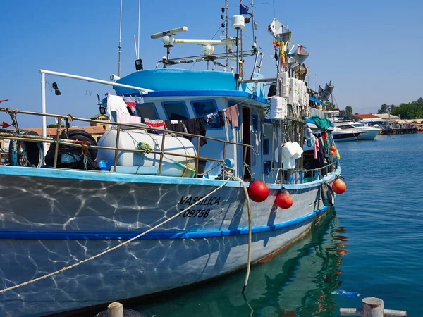 Limandaki berrak mavi suda geleneksel renkli klasik Kıbrıs balıkçı teknesi - Paphos Limanı, Kıbrıs, Temmuz 2019