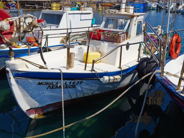 Traditionele Kleurrijke Klassieke Stijl Cypriotische Vissersboot Helder Blauw Water Haven — Stockfoto