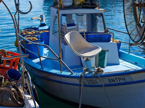 Traditionell Färgstark Klassisk Stil Cypriotiska Fiskebåt Klarblått Vatten Hamnen Paphos — Stockfoto