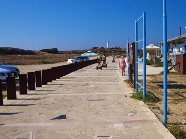 Arkeoloji parkı ve açık hava müzesi Paphos 'un bir bölümünü çevreleyen ünlü turistik eğlence kıyı yolu Temmuz 2019