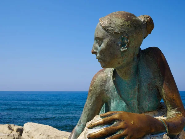 Sculpture Young Woman Pays Homage Aphrodite Sol Alter Yiota Ioannidou — Stock Photo, Image