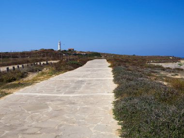 Arkeoloji parkı ve açık hava müzesi Paphos 'un bir bölümünü çevreleyen ünlü turistik eğlence kıyı yolu Temmuz 2019