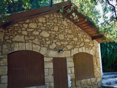 Kıbrıs Rum Kesimi 'nin geleneksel taş ev inşaatı - Paphos Cyprus - Temmuz 2019