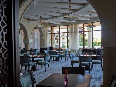Elysium Hotel, Paphos, Kıbrıs, Temmuz 2019 'da ünlü ve lüks bir otel tatil beldesinin lobisi.
