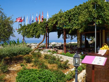 Muhteşem manzara manzaralı güzel bir yerel Kıbrıs Rum Lokantası - SOLI AEPIA Restoranı, Paphos Kıbrıs - Temmuz 2019