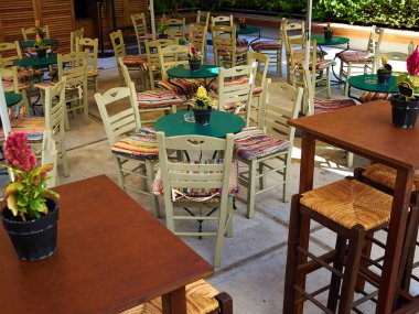 Geleneksel yerel kafe restoranı Taverna Kıbrıs - öğle veya akşam yemeği yemek için harika bir yer