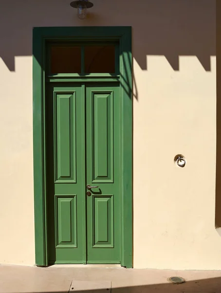 Klassieke Mediterrane Cypriotische Architectuur Stijl Kleurrijke Geschilderde Houten Deur Paphos — Stockfoto