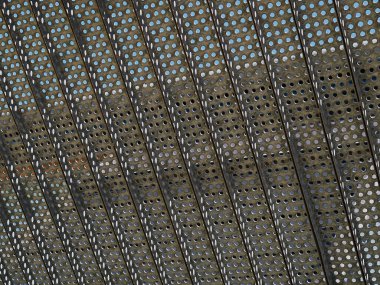 Metal merdiven, temiz mavi arkaplan ve acil çıkış için küçük yuvarlak deliklerle yapılmış.