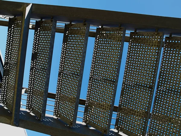 Metalltreppe Treppe Mit Kleinen Runden Löchern Für Notausgang Mit Klarem — Stockfoto