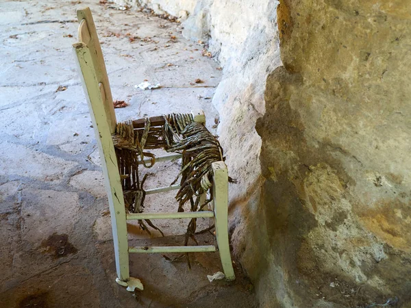 Velho Quebrado Abadoned Cadeira Vime Madeira Frente Para Uma Parede — Fotografia de Stock