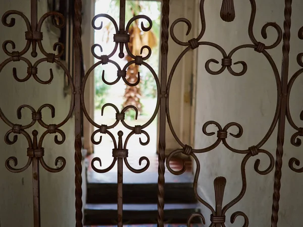 Detalles Una Puerta Puerta Hierro Forjado Curvada Bellamente Elaborada Con —  Fotos de Stock