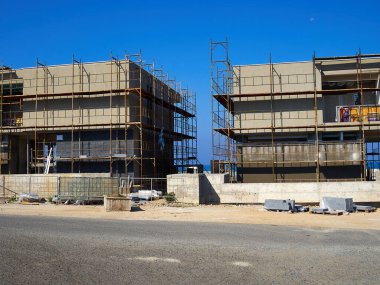 Okyanus kıyısında, temiz mavi arkaplanı olan modern yapı iskelesi.    