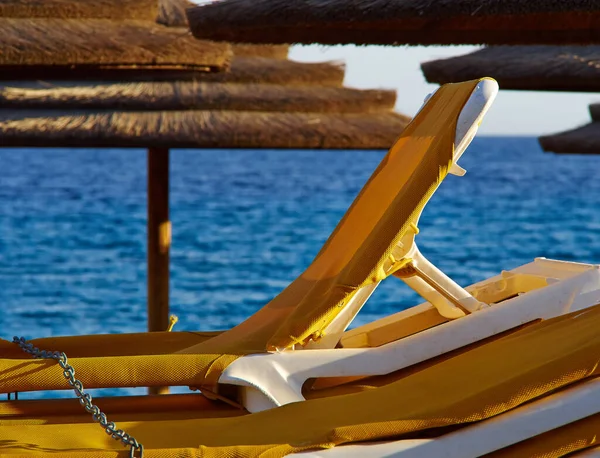 Pilha Espreguiçadeiras Amarelas Protetores Solares Palha Uma Praia Tropical Pronta — Fotografia de Stock