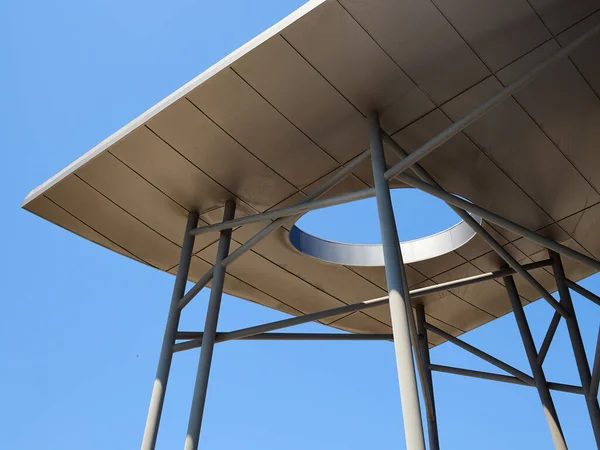 Design Futuriste Moderne Pergola Métal Avec Ciel Bleu Clair Gauche — Photo