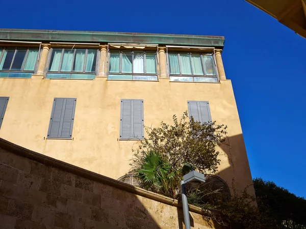 色彩艳丽的色彩艳丽的地中海古典风格房子 — 图库照片