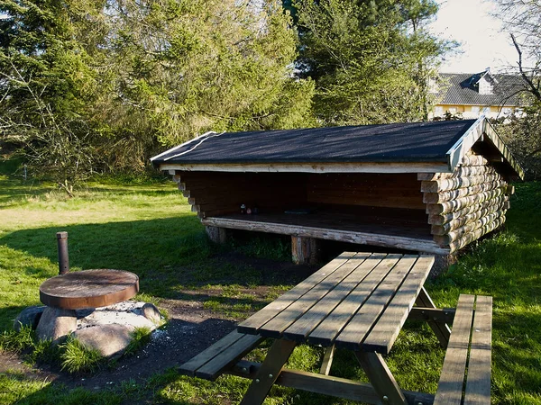 옥외에 나무로 잠자리 숙박소는 휴가와 가까운 곳이다 — 스톡 사진