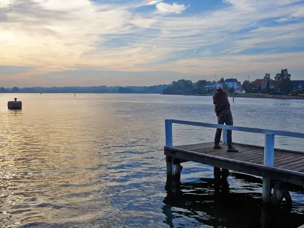 Fisherman Action Wooden Pier Sunset Left Side Image Great Outdoors — Stock Photo, Image