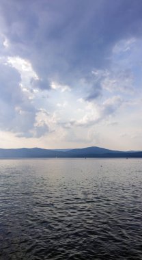 Karanlık gökyüzü ve karanlık su. Akşam manzara. Fırtınadan önce