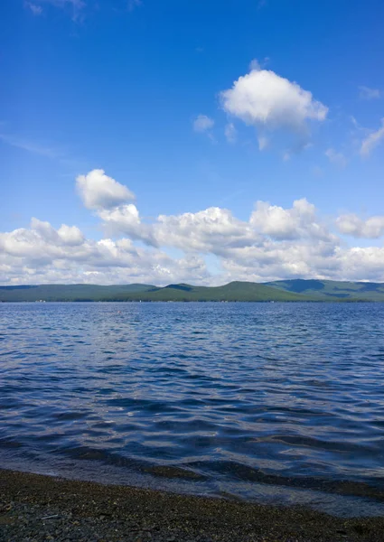 Mar e céu azul. Nuvens brancas sobre o lago. Paisagem de Verão — Fotografia de Stock