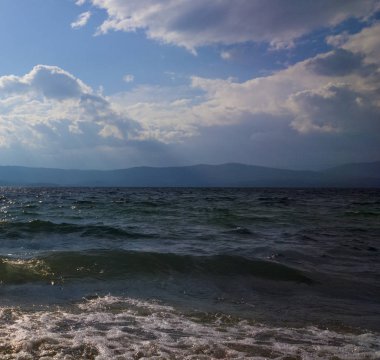 Dalgalar deniz üzerinde. Fırtına göl kenarında. Fırtına sonu. Doğa arka plan