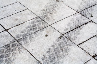 gri kutu üzerindeki lastik izleri. arka plan.