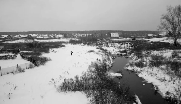 Ryska snöig byn. natur, vinter. — Stockfoto