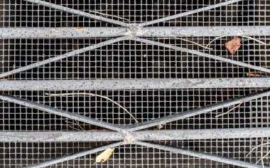 Kanalizasyon/havalandırma ızgara yaprakları ve sopa ile