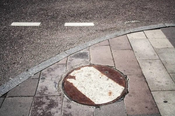 さびた下水道道路近くのハッチ。都市、背景. — ストック写真