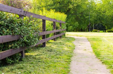 çit ile köy yolunda. arka plan, seyahat.
