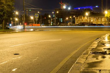 şehir ışıkları ve trafik geceleri sokak. arka plan, şehir hayatı.