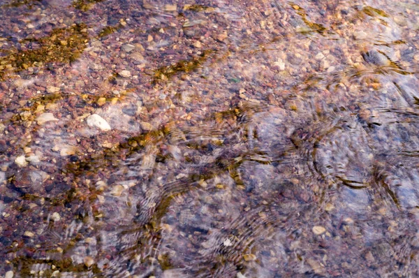 Struttura d'acqua in fiume con fondo sabbioso. sfondo, natura . — Foto Stock