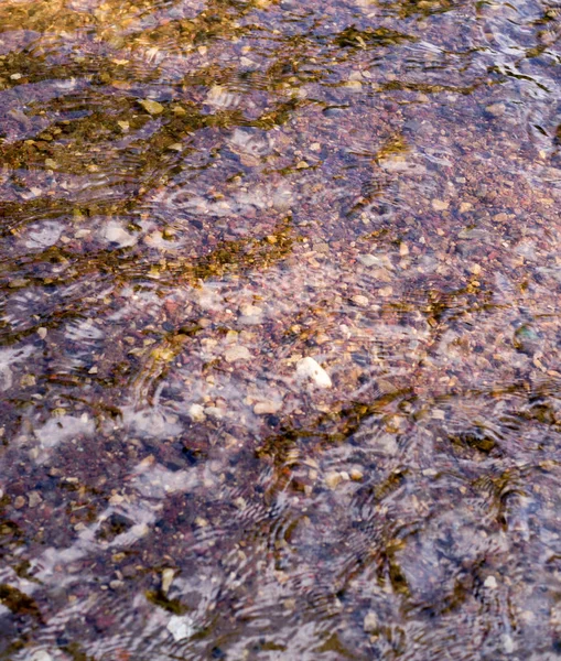砂底の川で水の質感。自然の背景. — ストック写真
