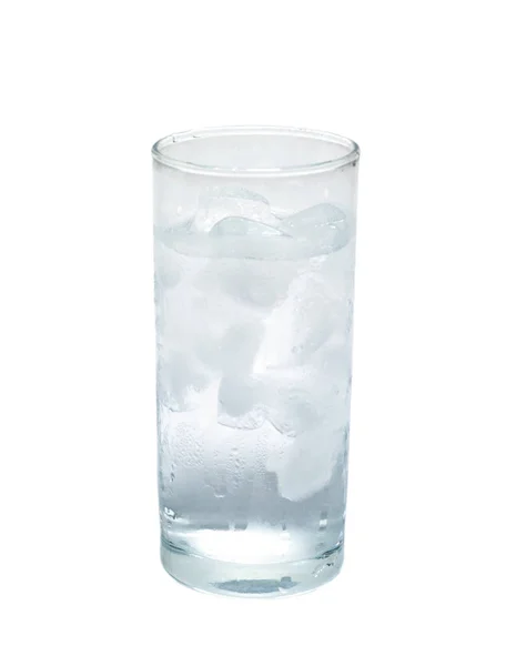 Na białym tle szklankę wody z lodem. obiektu, napoje. — Zdjęcie stockowe