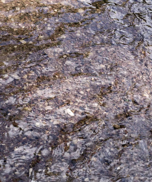 Υφή του νερού στον ποταμό με αμμώδη βυθό. παρασκήνιο, φύση. — Φωτογραφία Αρχείου