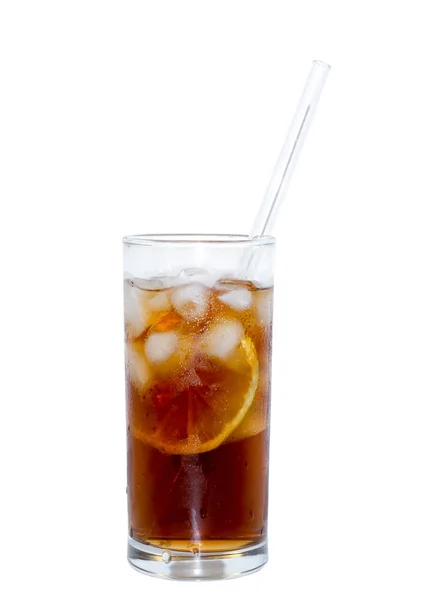 Bicchiere isolato di cocktail o tè con bicchiere di paglia, ghiaccio e limone. oggetto, bevanda . — Foto Stock
