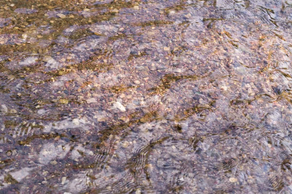 Struttura d'acqua in fiume con fondo sabbioso. sfondo, natura . — Foto Stock