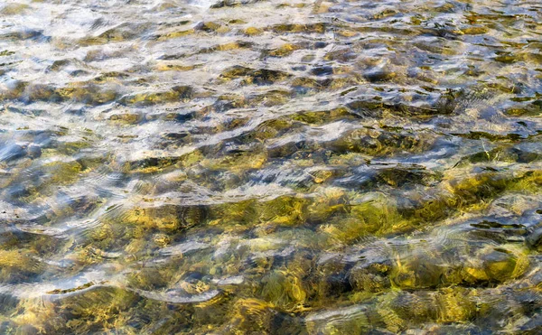 Textura del agua en la piscina de azulejos. fondo, naturaleza . — Foto de Stock