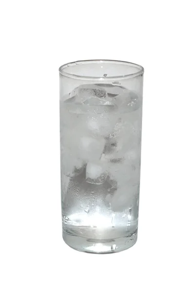 Elszigetelt pohár vizet jéggel. objektum, ital. — Stock Fotó