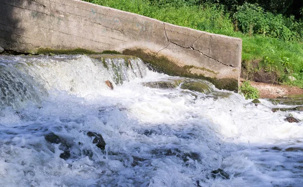 küçük şelale, yaz. arka plan, doğa.