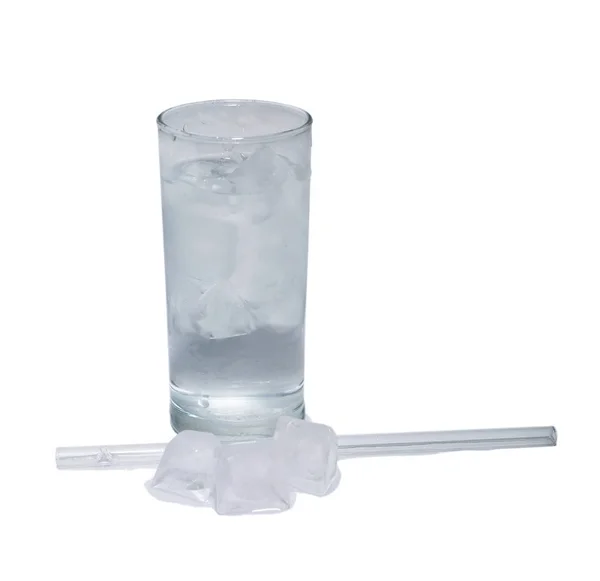 Ізольований стакан води зі скляною питною соломою та льодом. предмет, напій . — стокове фото