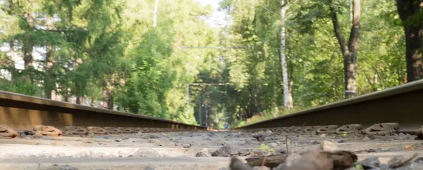 Ferrocarril en el parque de verano. borrosa, fondo, paisaje . — Foto de Stock