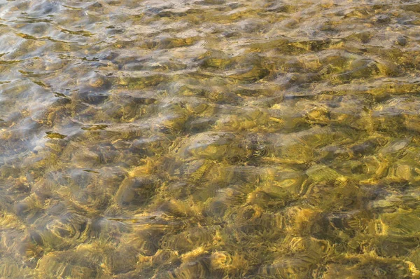 タイル張りのプールの水の質感。自然の背景. — ストック写真