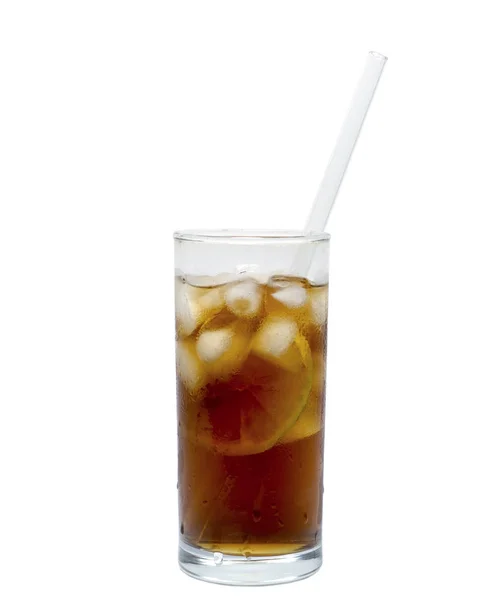 Bicchiere isolato di cocktail o tè con bicchiere di paglia, ghiaccio e limone. oggetto, bevanda . — Foto Stock